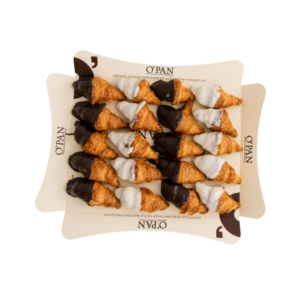 Safata de croissants banyats de xocolata blanca i negra